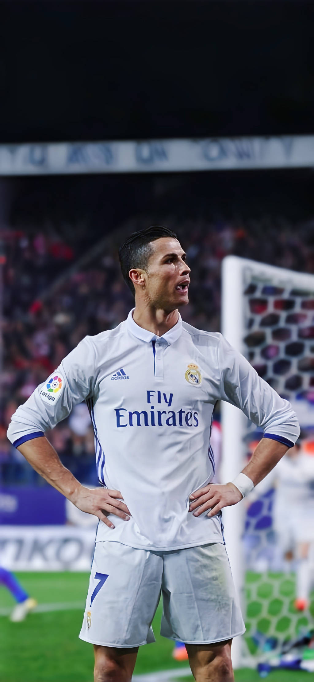 C罗重返赛场，持续失利首场状态出色，皇家马德里观众沸腾！