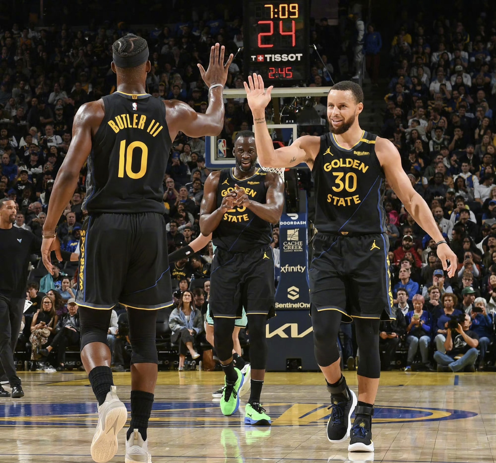 九游官网PC版-库里在美国队比赛中重要助攻，大比分获胜引发热议！赛场气氛高涨的简单介绍-九游官网PC版